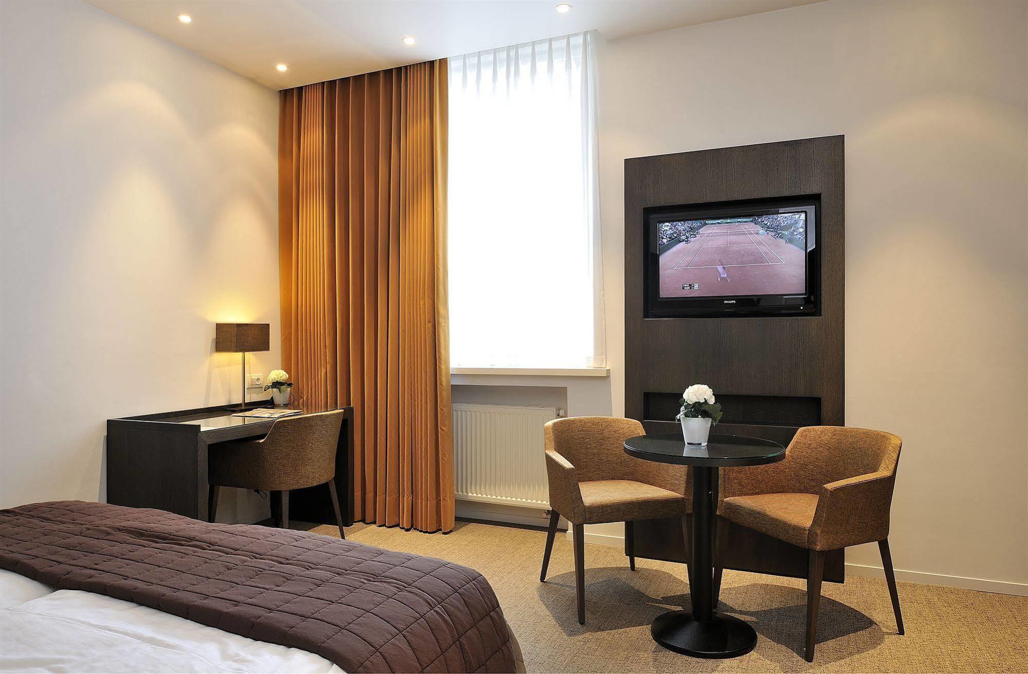 Parkhotel คอร์ตไรก์ ภายนอก รูปภาพ